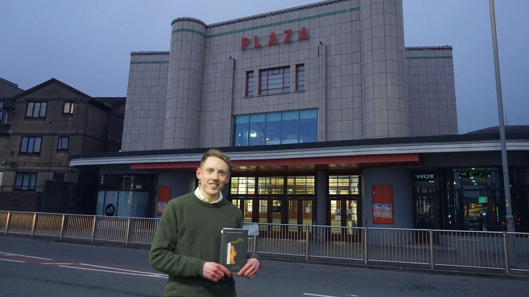 Jon Doyle yn sefyll o flaen hen sinema y Plaza ym Mhort Talbot