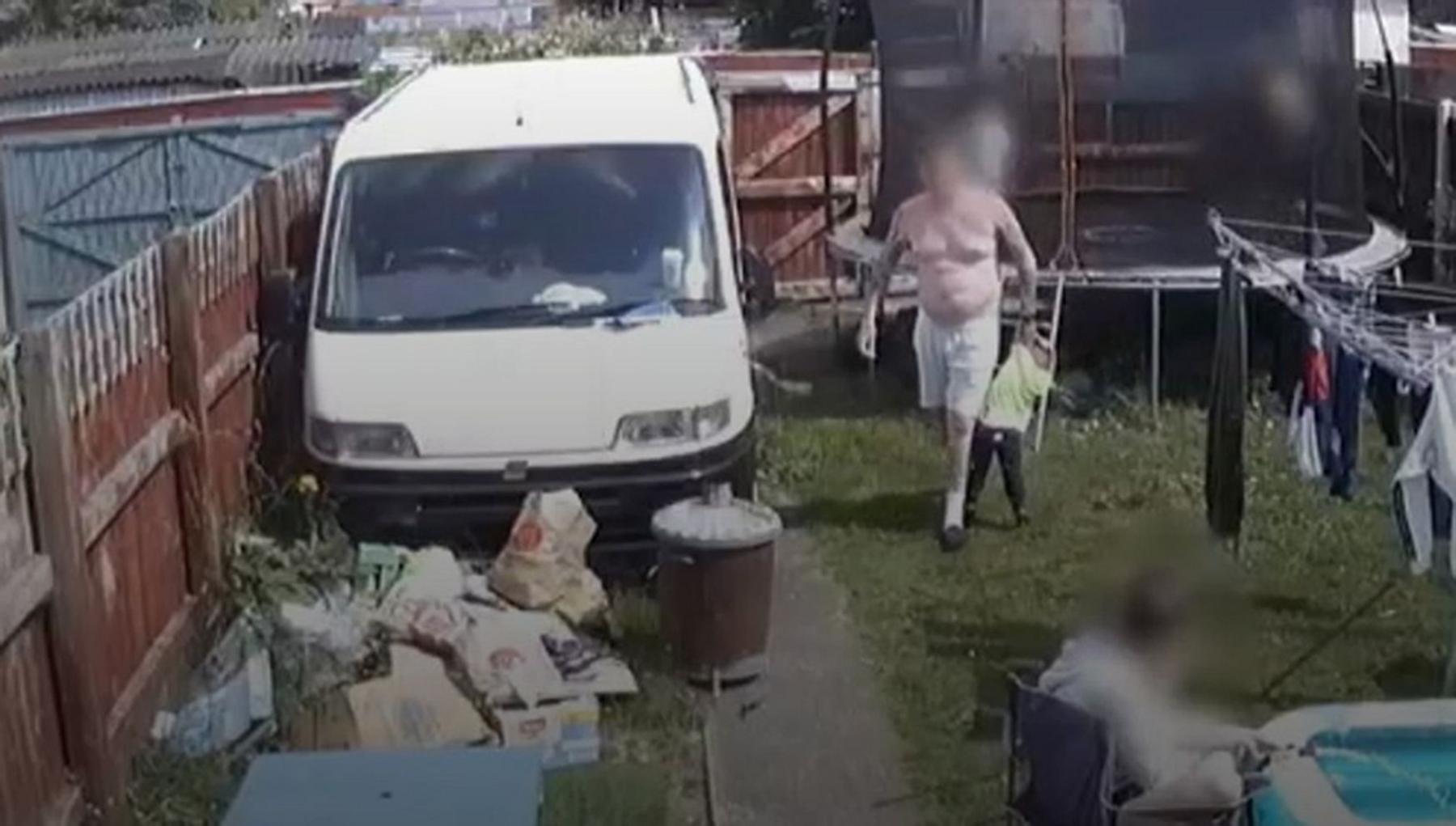 Lluniau camerâu cylch cyfyng yn dangos Michael Ives yn cario ei ŵyr gerfydd un fraich