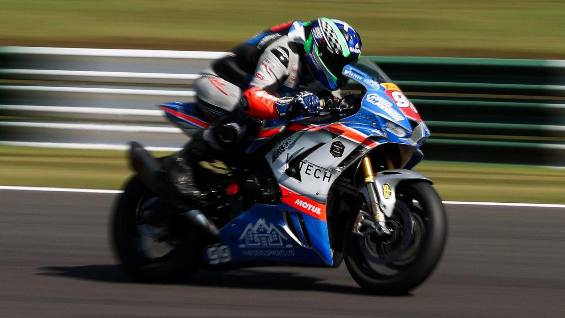 Callum Grigor racing in the 2025 Pirelli National Superstock Championship at Cadwell Park in August