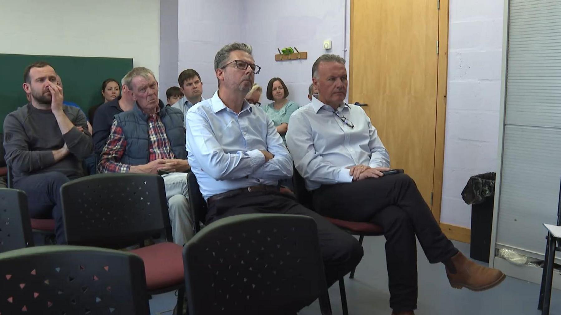 Daoine cruinn còmhla ag èisteachd ri coinneamh bhòrd NàdarAlba a' deasbad cead sealg a' ghuga