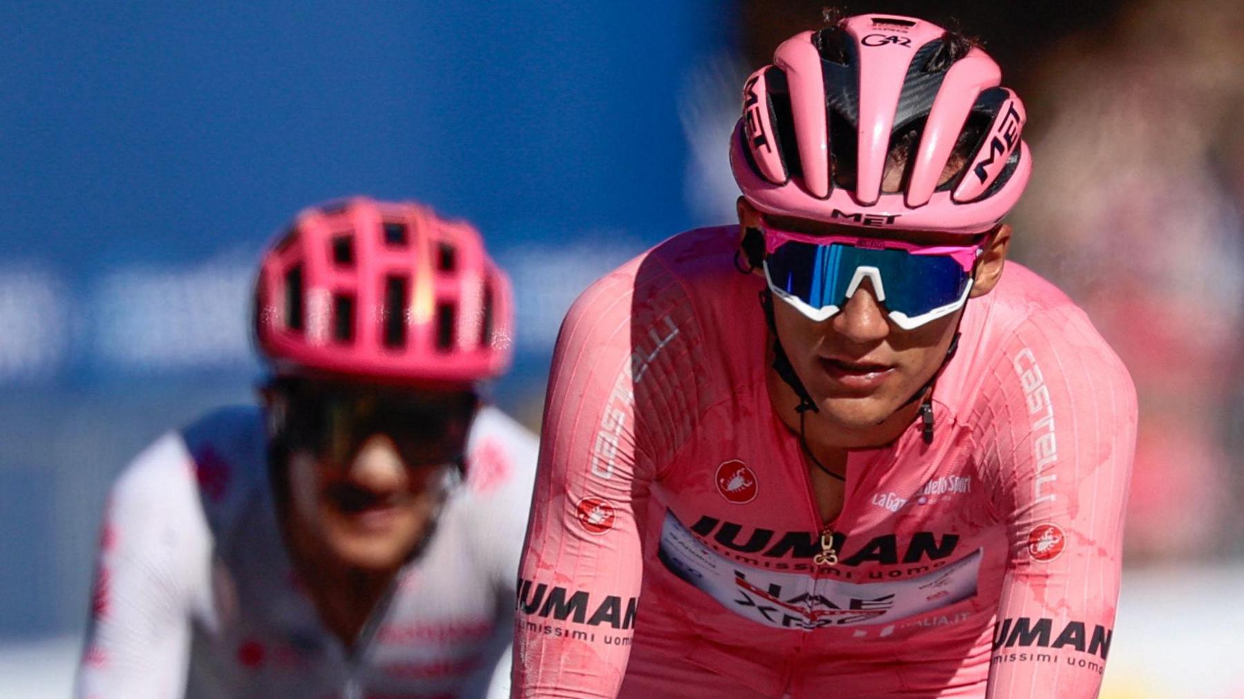 Isaac del Toro (right) crosses the line in the Giro d'Italia leader's pink jersey ahead of nearest rival Richard Carapaz (left)
