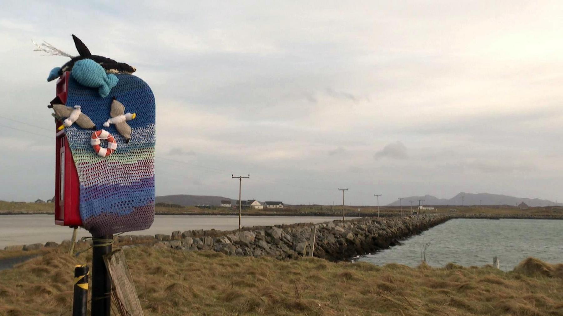 Cabhsair a' Bhaile Shear le soidhne le rudan air am fighe air an cur ris na sheasamh aig aon cheann dheth