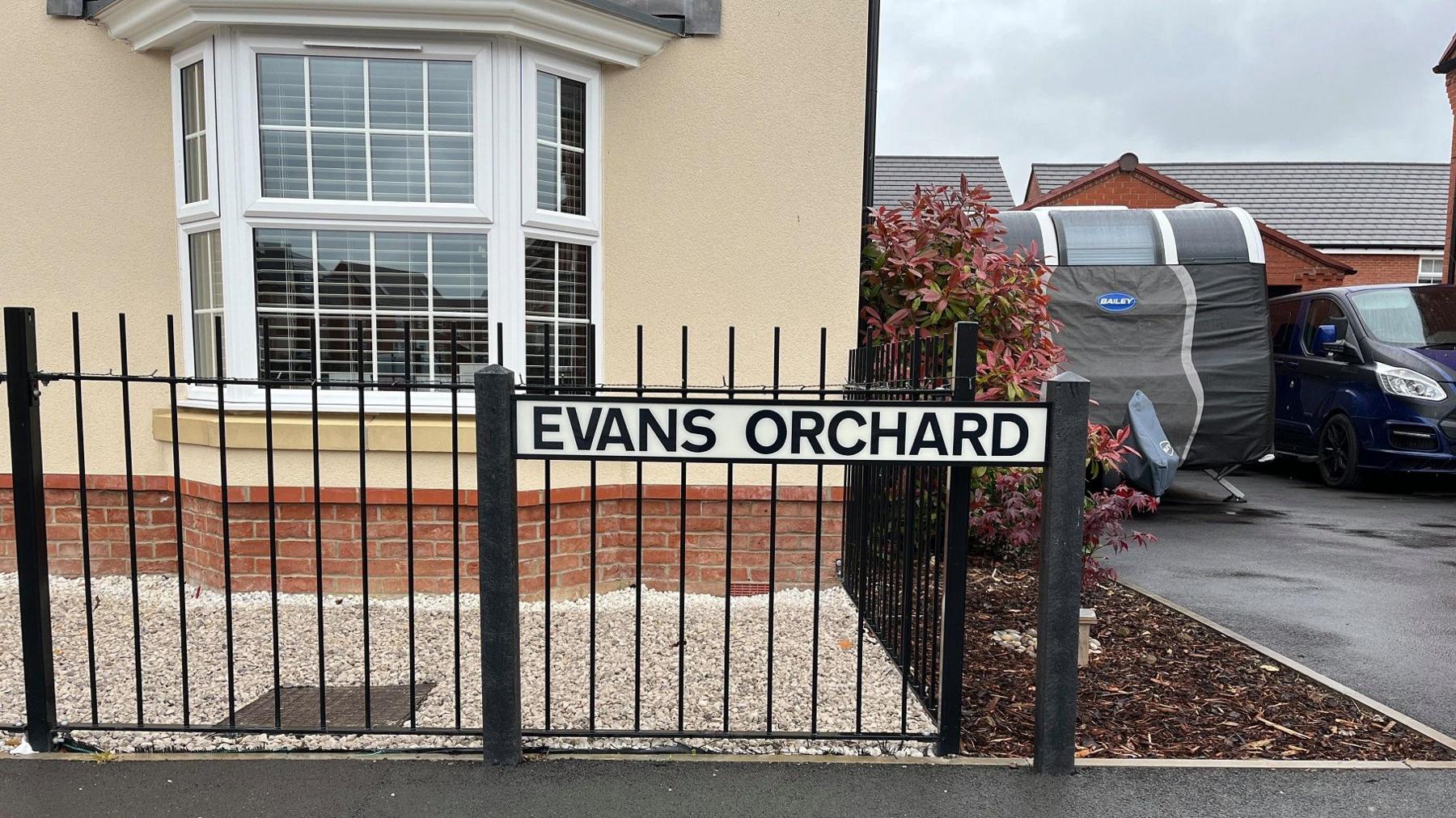 Street sign Evans Orchard