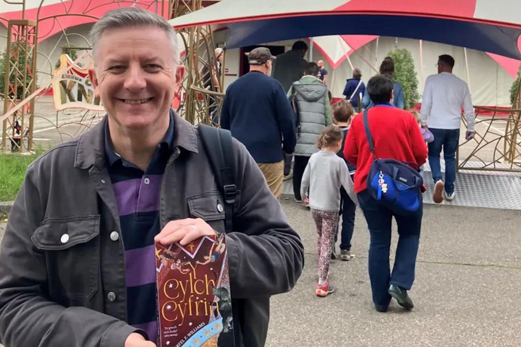 Yr awdur Derfel Williams yn y syrcas gyda'i nofel