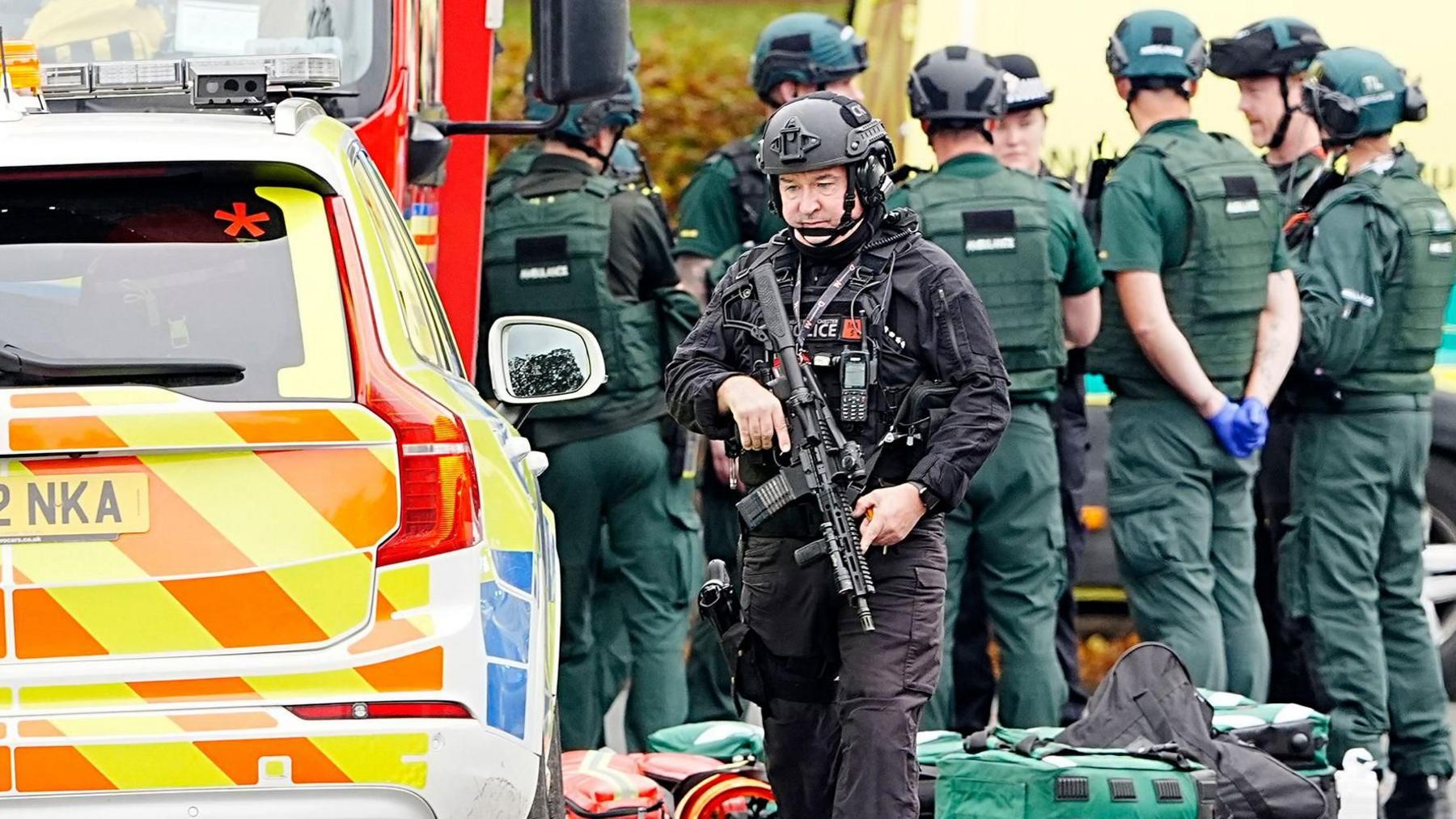 Një oficer policie i armatosur në vendin e ngjarjes në sinagogën Hebraike të Kongregacionit Heaton Park në Crumpsall, Mançester.