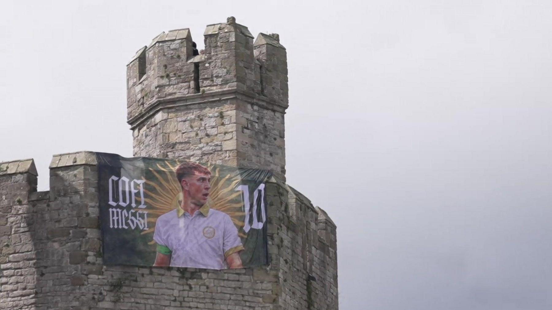 Baner Cofi Messi ar furiau Castell Caernarfon