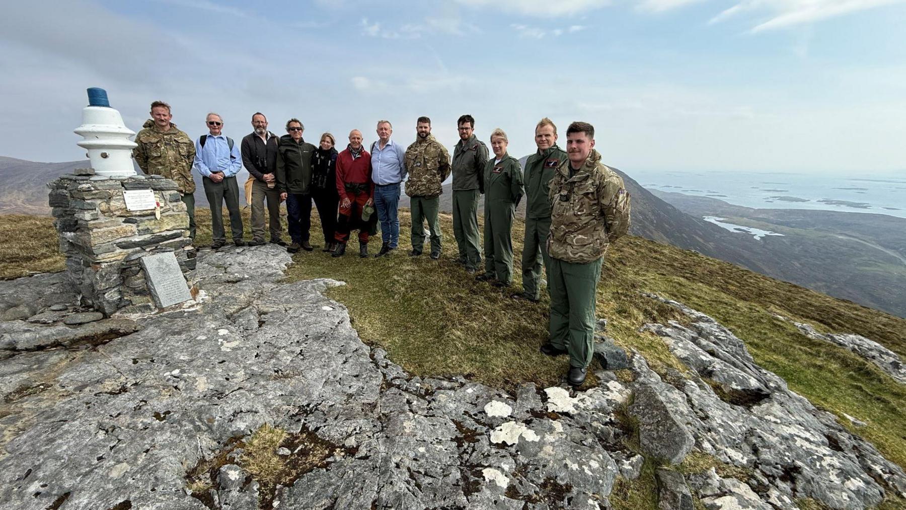 Feadhainn aig a' charragh-chuimhne Diciadain