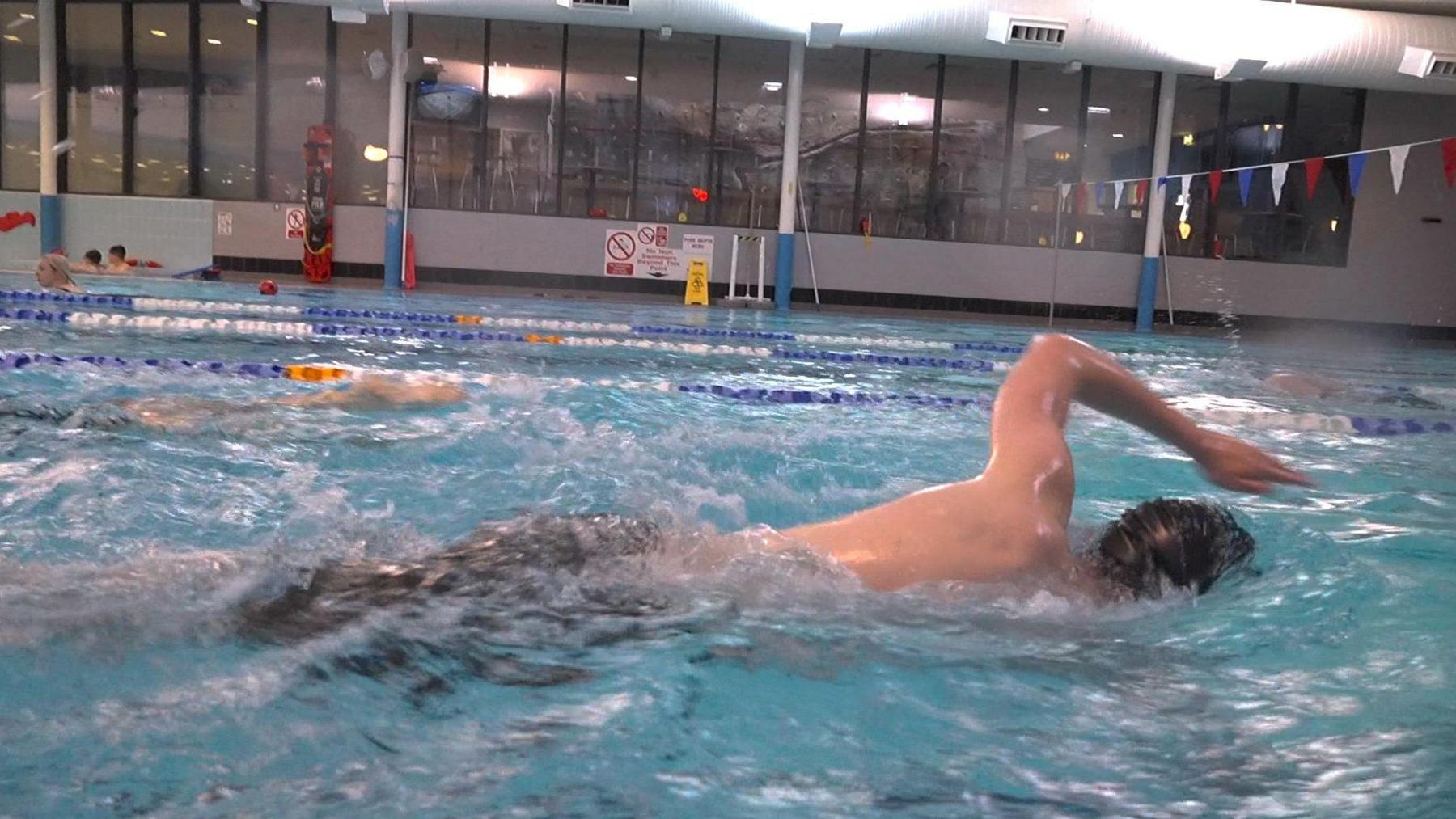 Neach a' snàmh ann an amar-snàimh Steòrnabhaigh