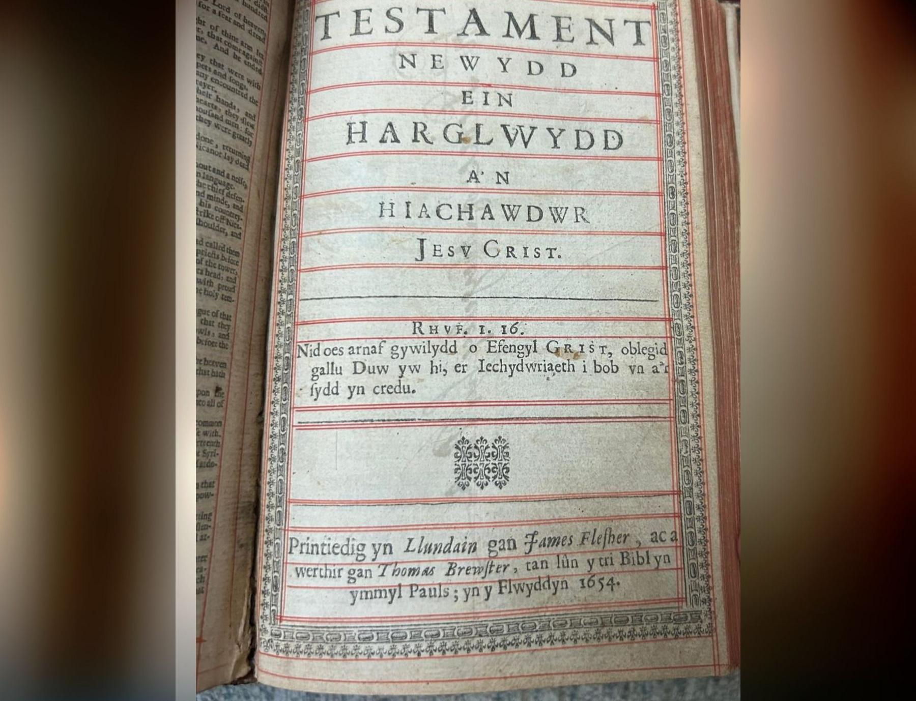 Mae wynebddalen y Testament Newydd yn nodi mai 1654 yw dyddiad y Beibl