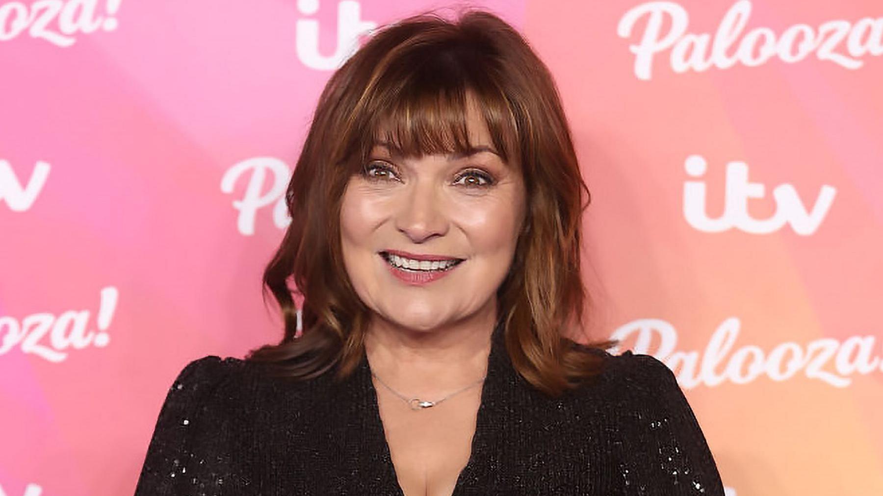 TV host Lorraine Kelly pays tribute to father after 'shock' death - BBC News
