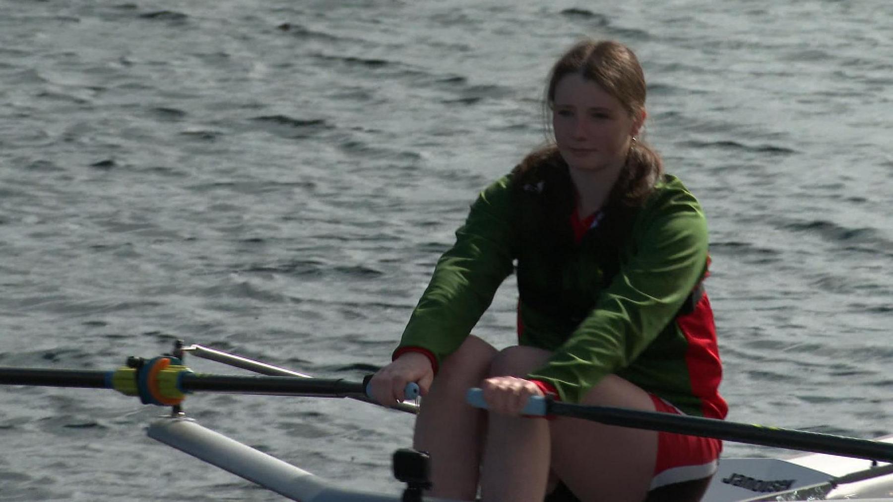 Hannah NicMhànais bho Chluba Iomraidh Inbhir Nis agus i ag iomradh leatha fhèin air a' Chanàl Chailleannach