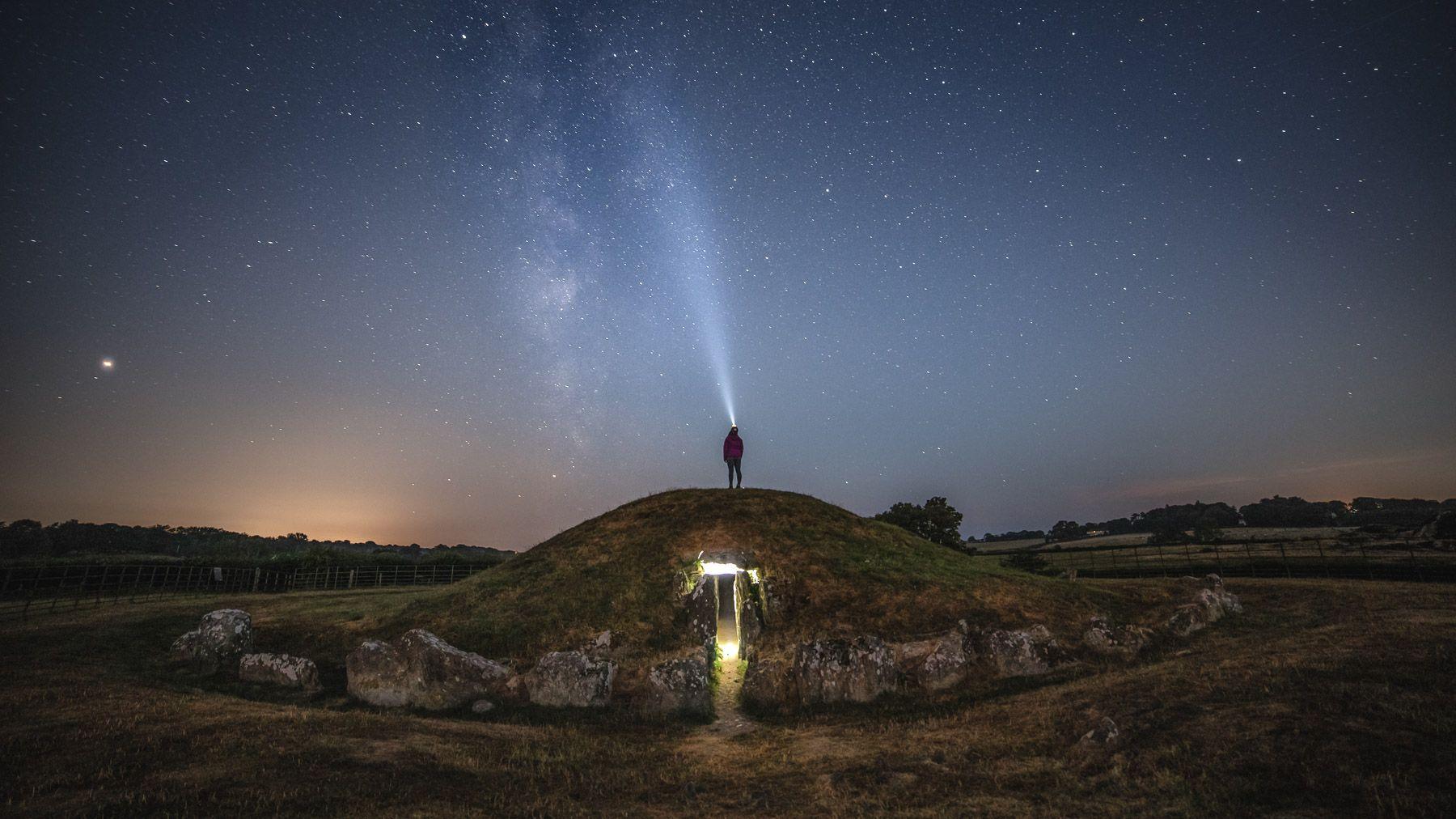 Y llwybr llaethog uwchben Bryn Celli Ddu
