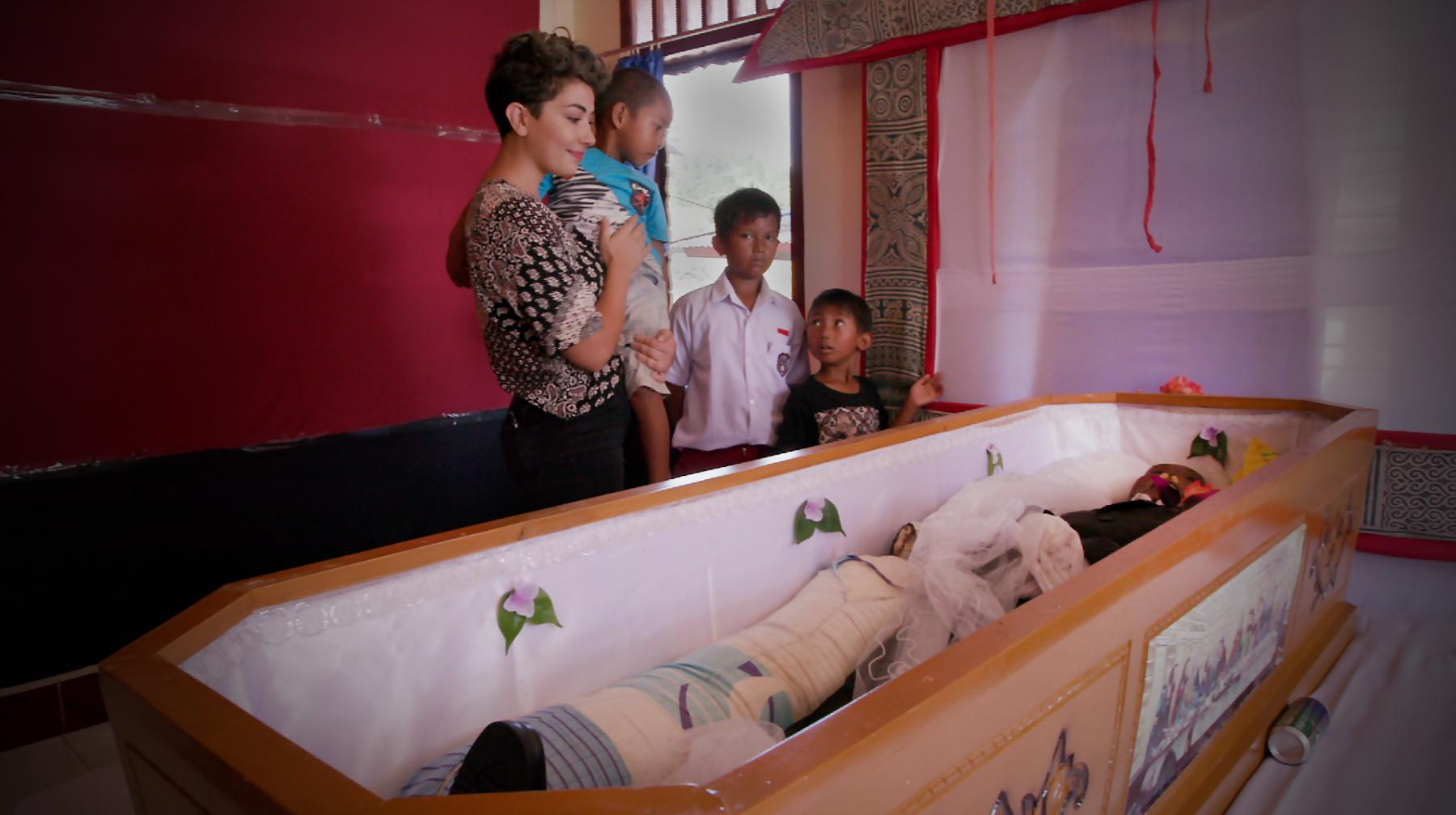 Sahar Zand with children observing a dead body in someone's house