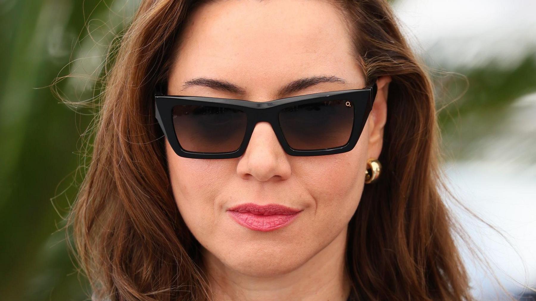 Aubrey Plaza wearing dark glasses during the Honey Don't! photocall at the Cannes Film Festival on 24 May 2025