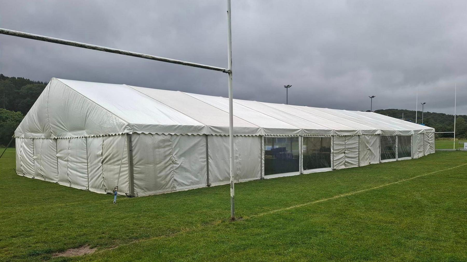 Llun o'r marquee yn barod at y diwrnod mawr