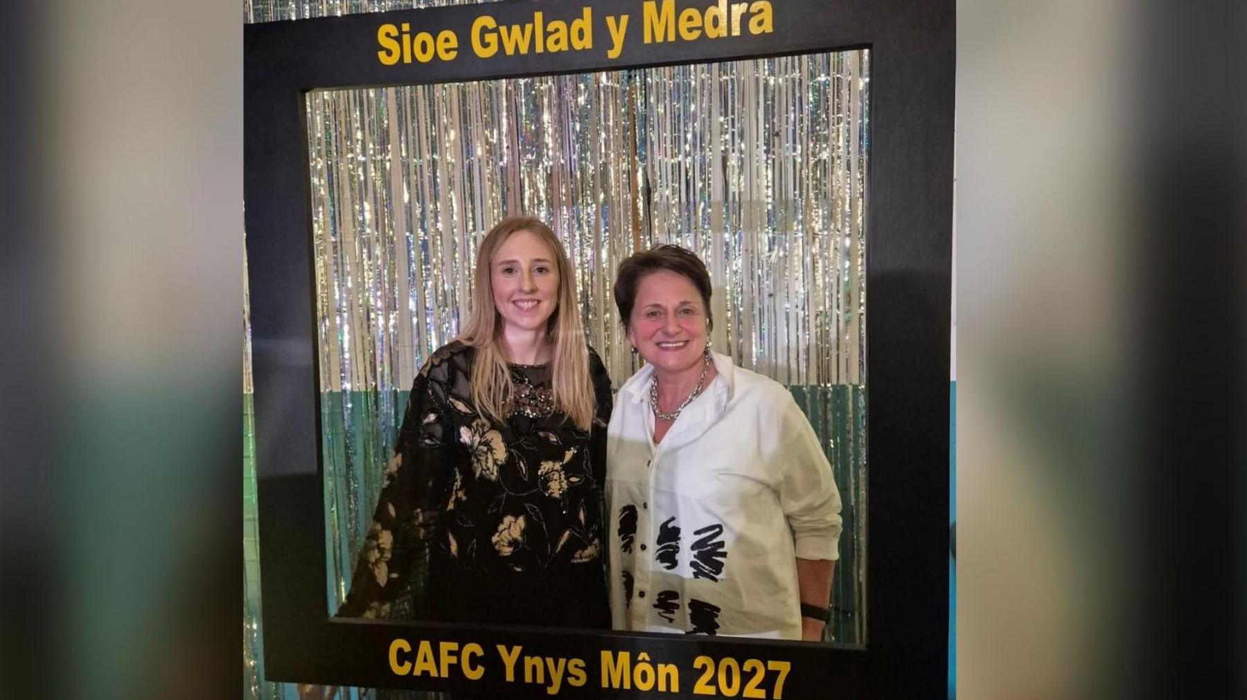 Llysgennad Sioe Frenhinol Cymru 2027, Mari Llifon Jones (chwith) a Susan Jones, Llywydd Sioe Frenhinol Cymru 2027