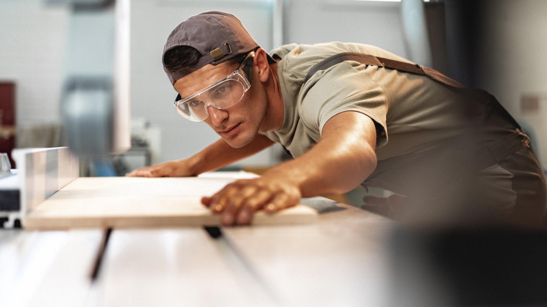 Woodworking using a circular saw