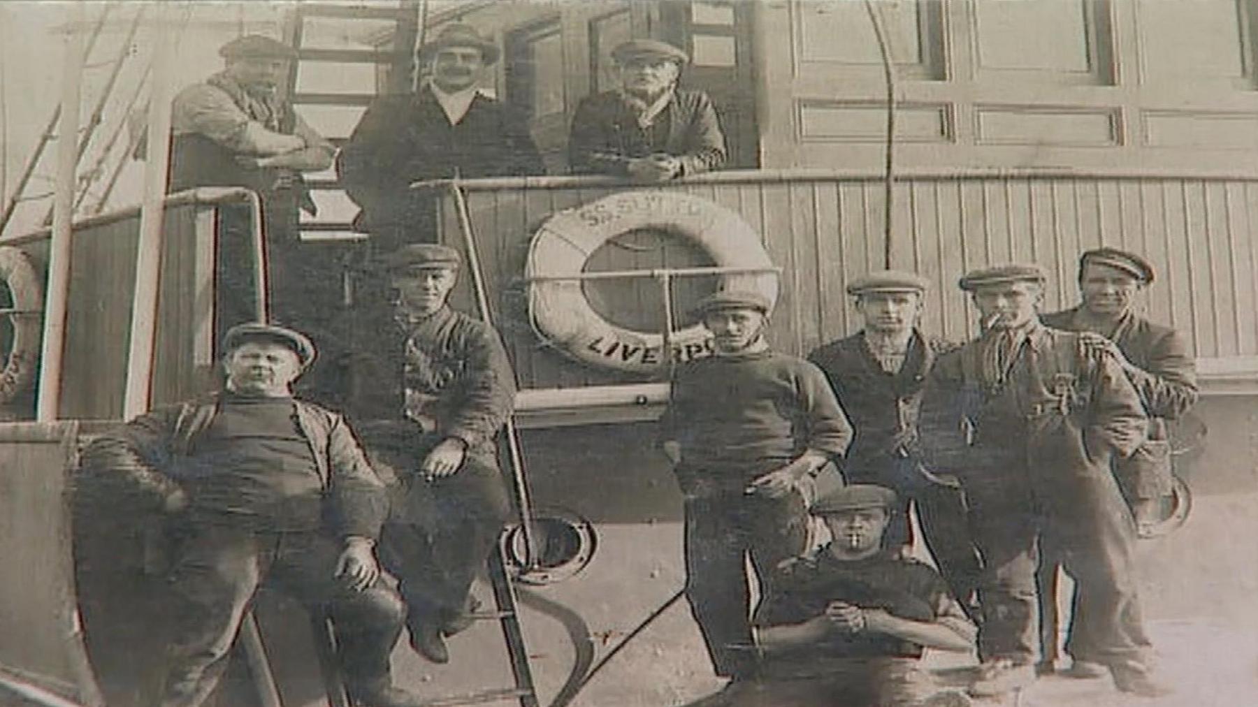 Criw yr SS Sutton cyn y drychineb.