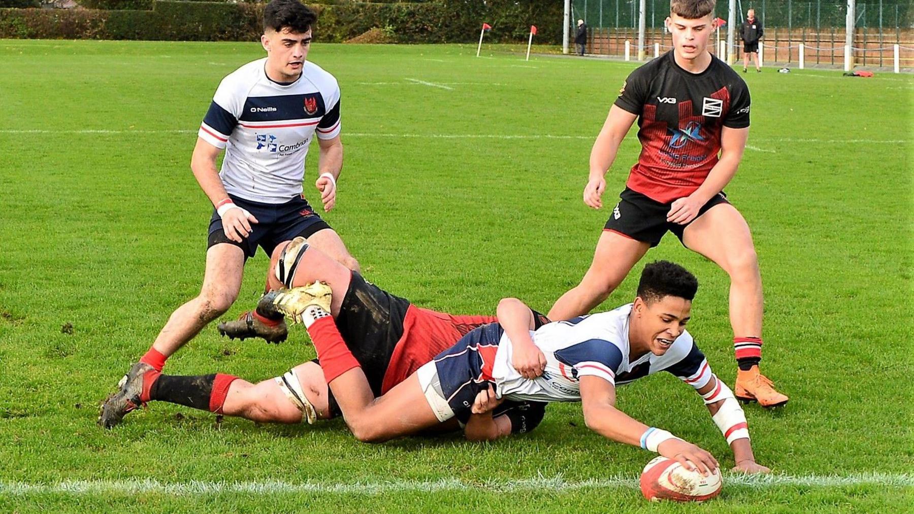 Feinberg-Mngomezulu scores a try for Llandovery College