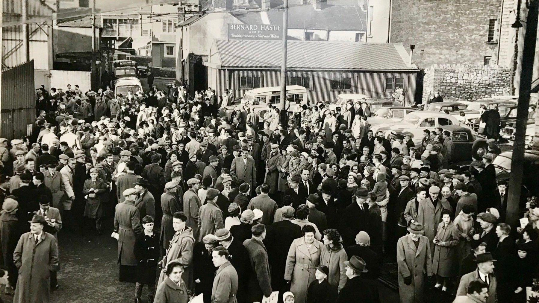 Torf o bobl wedi casglu i weld taith olaf trên y Mwmbwls yn Ionawr 1960