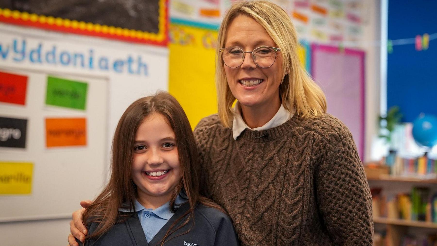 Ffion gyda'i hathrawes Beth Ellis