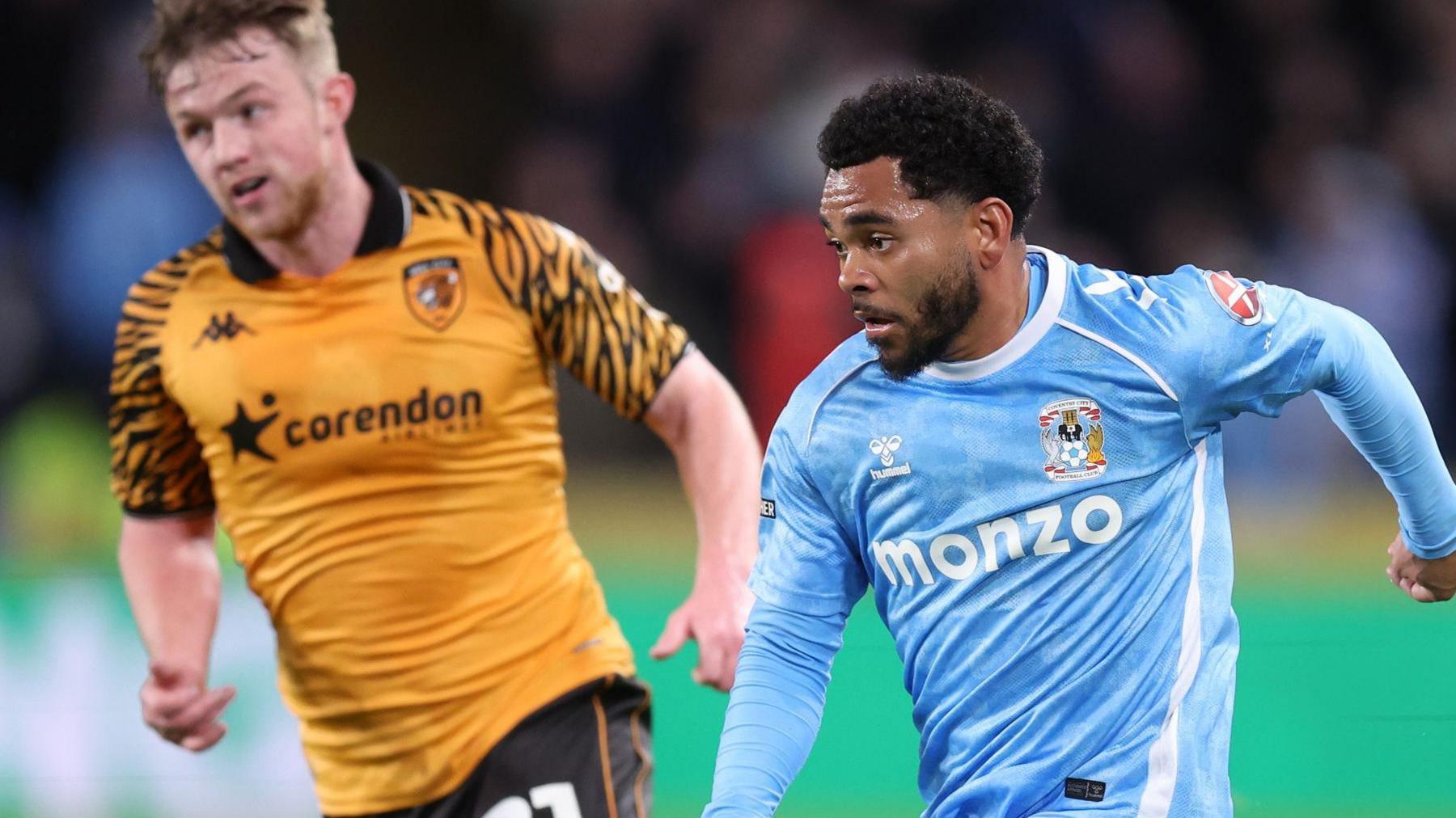 Jay Dasilva of Coventry City (right) breaks away from Joe Gelhardt of Hull City 