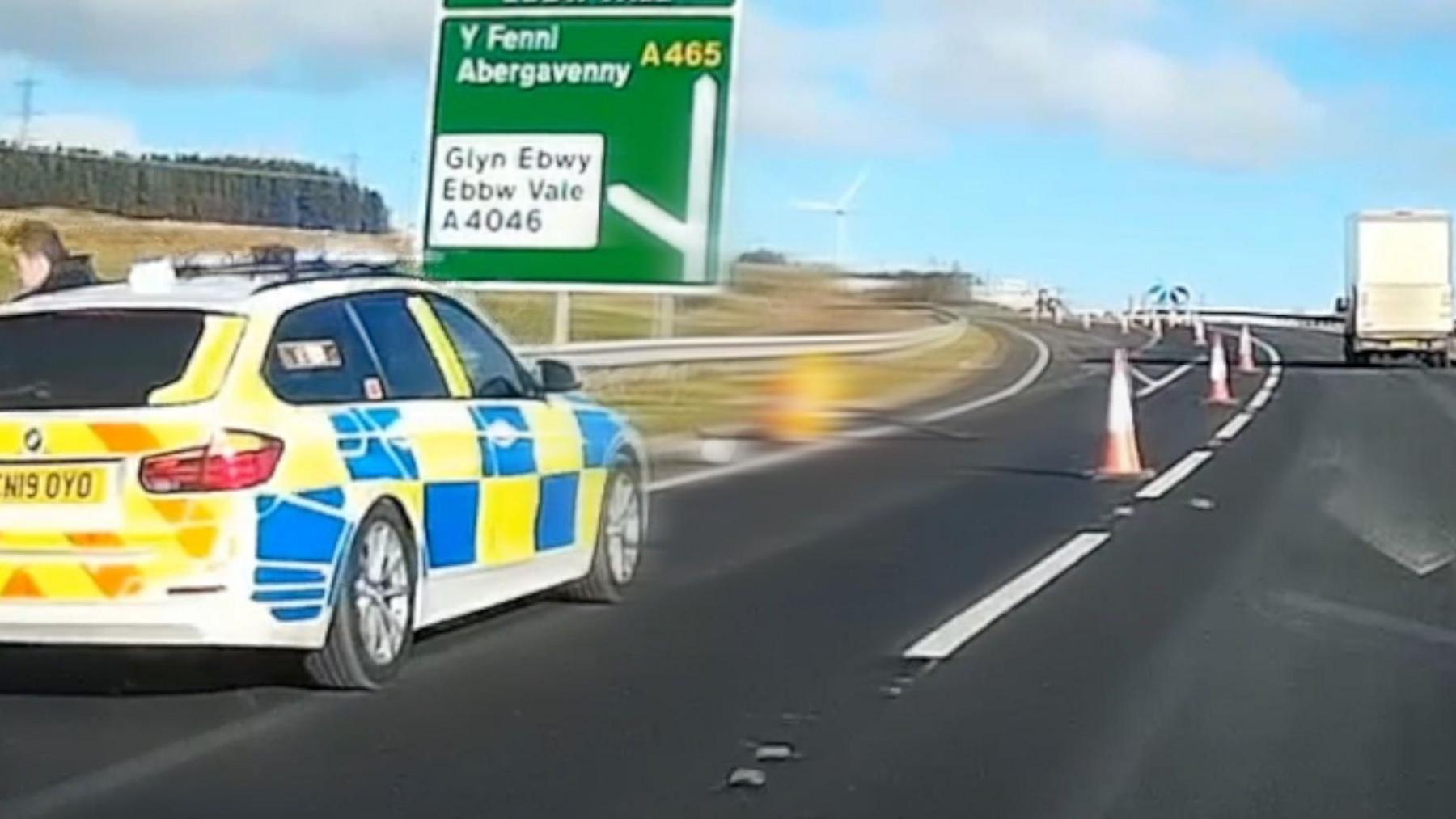 Roedd lluniau dashcam yn dangos y gweithiwr ffordd Ieuan Parry wedi ei anafu ar ochr y lon