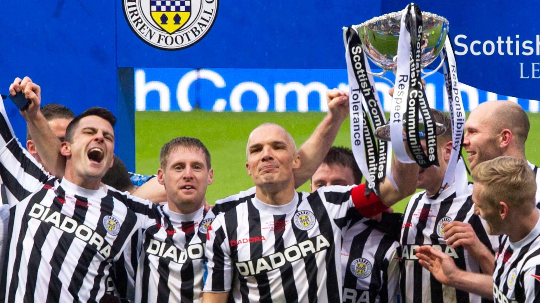 St Mirren celebrate with the Scottish League Cup in 2013