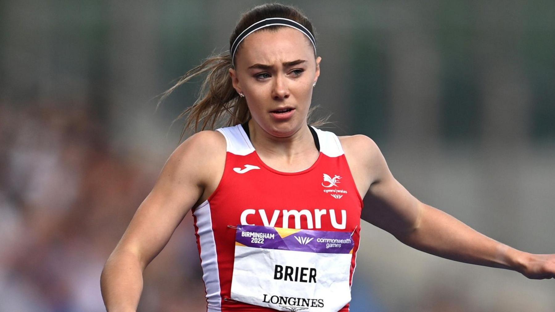 Hannah Brier yn cystadlu yng Ngemau'r Gymanwlad yn Birmingham yn 2022