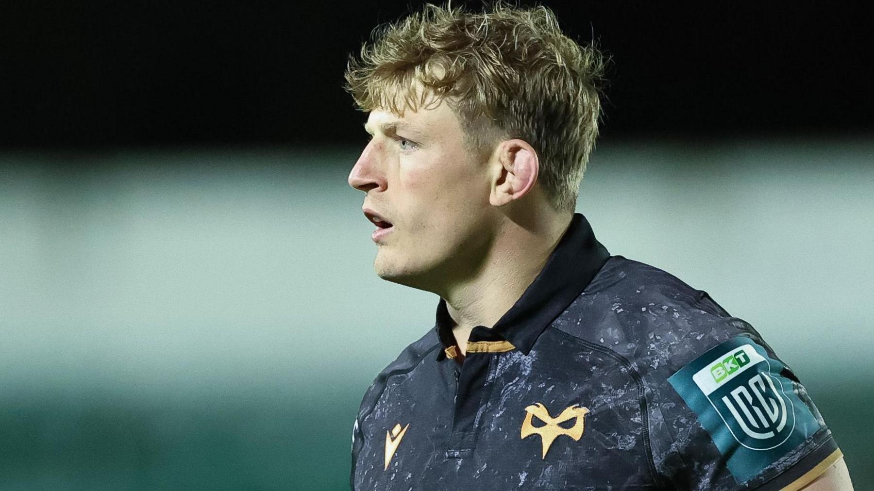 Jac Morgan in action for Ospreys