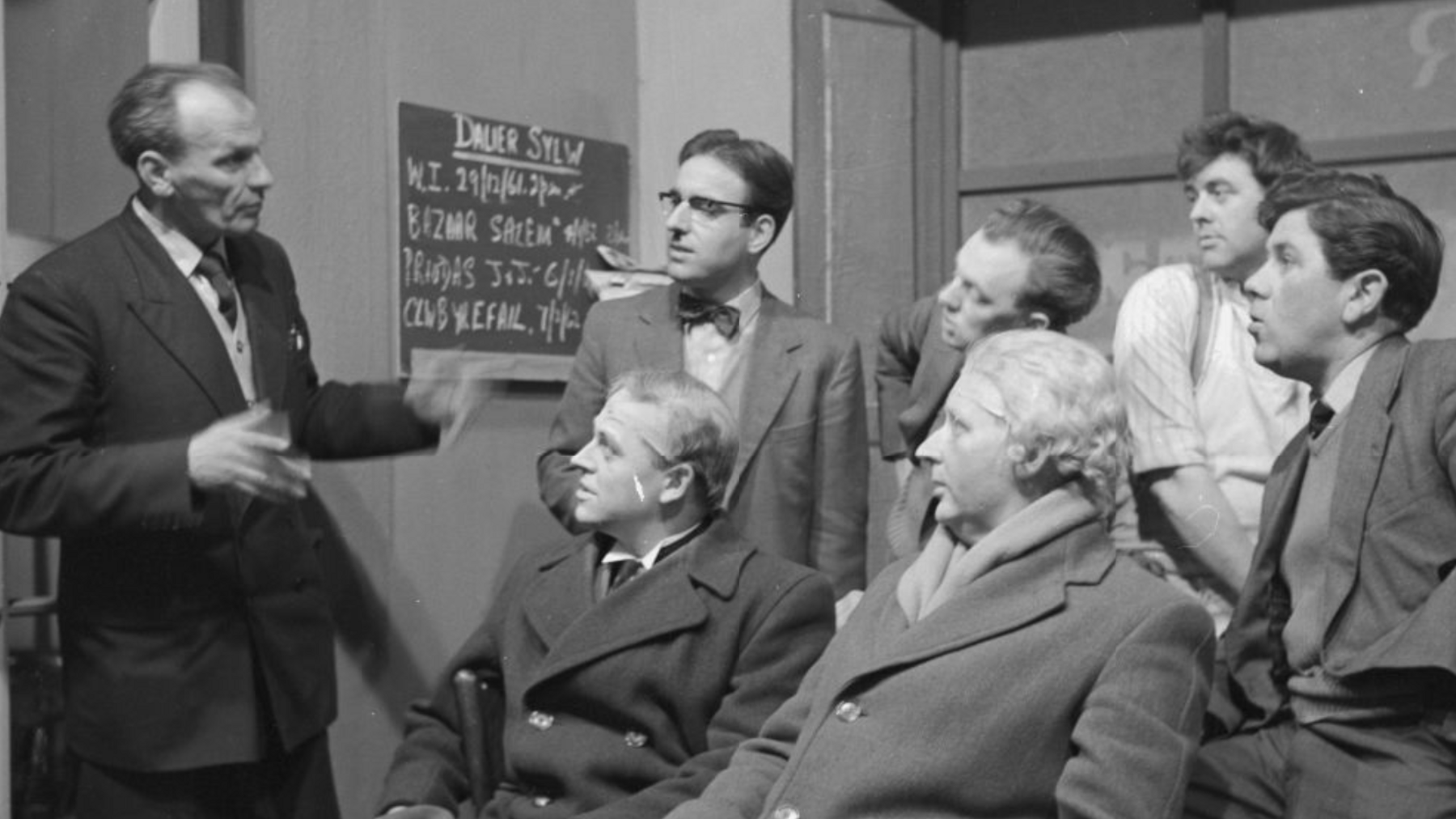 Cwmni Theatr Fach Llangefni yn ymarfer drama a oedd i'w darlledu gan y BBC fis Ionawr 1962