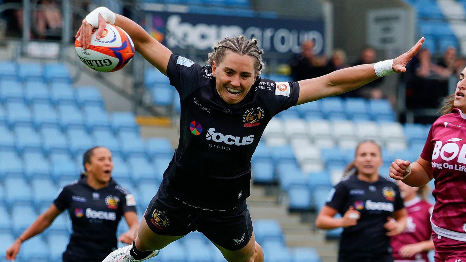 Claudia Moloney-MacDonald scores a try against Sale