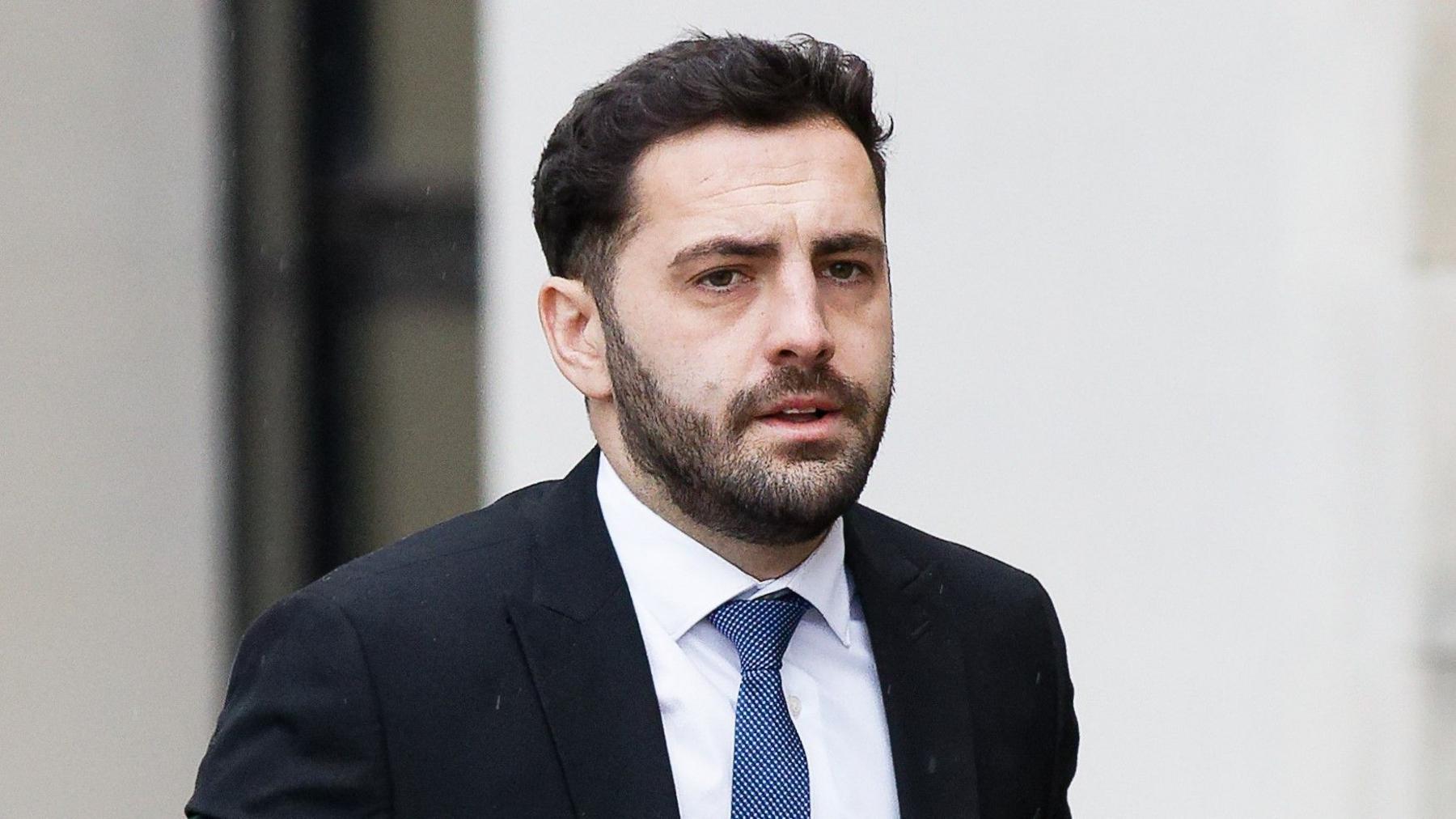 Mae Thomas John Jones wedi pledio yn euog i fod yn rhan o fusnes at ddiben twyllodrus