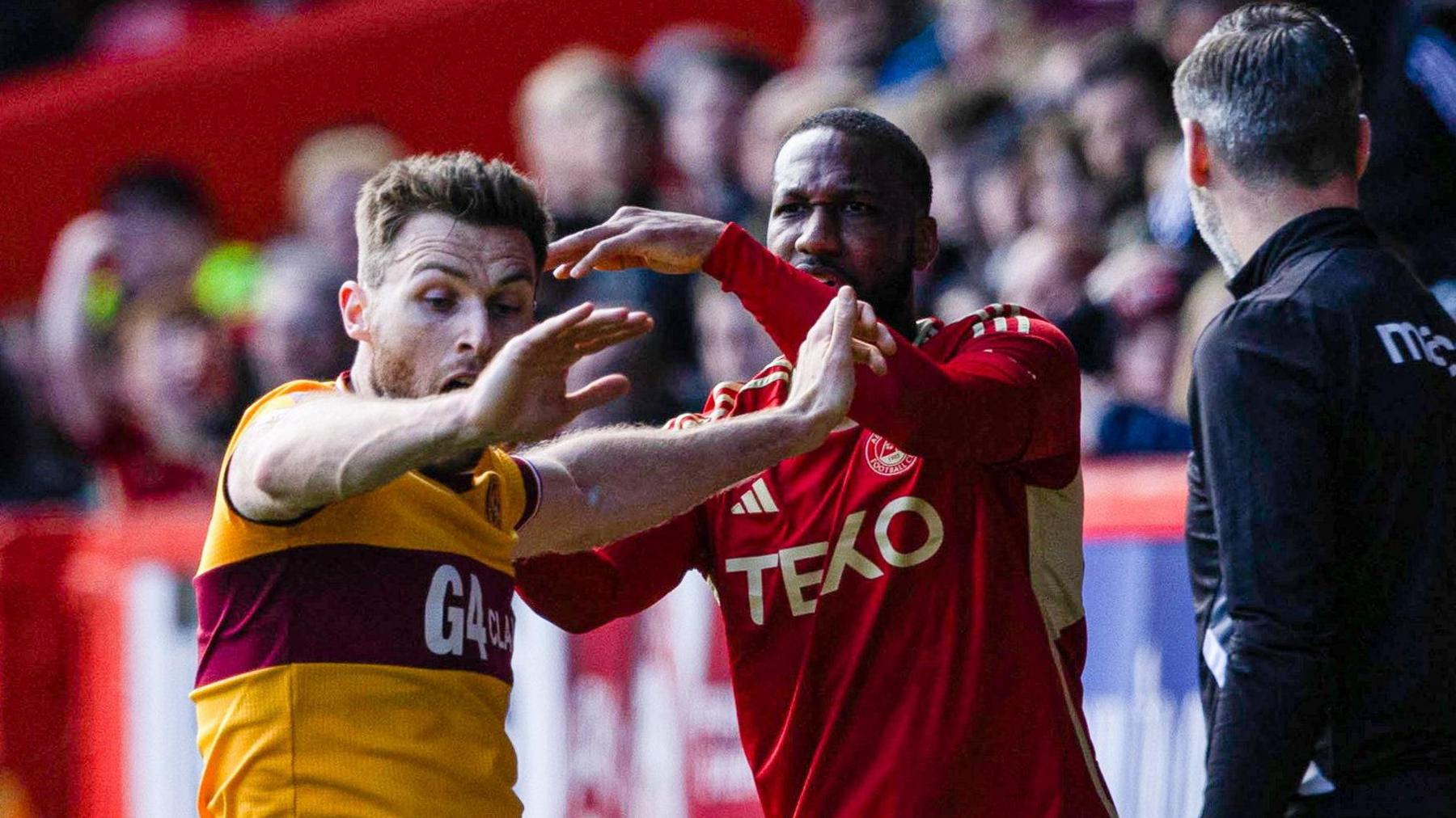 Stephen O'Donnell and Junior Hoilett challenge for the ball at Pittodrie