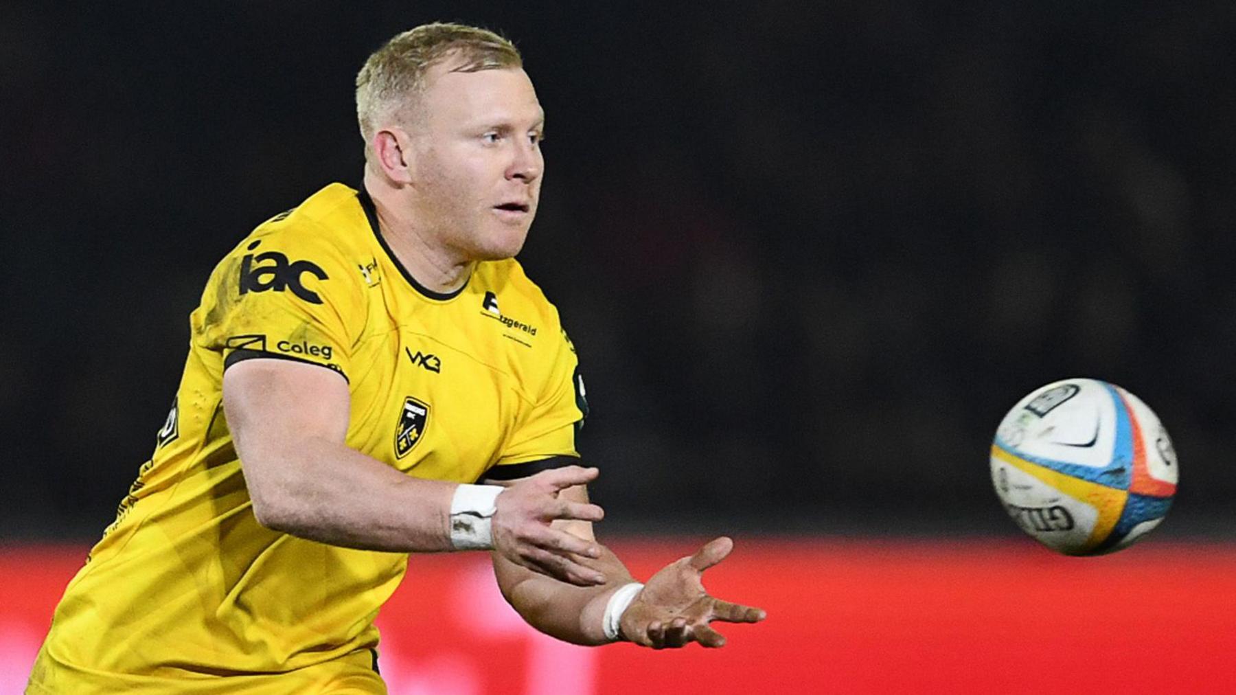 Tinus de Beer passes the ball for Dragons