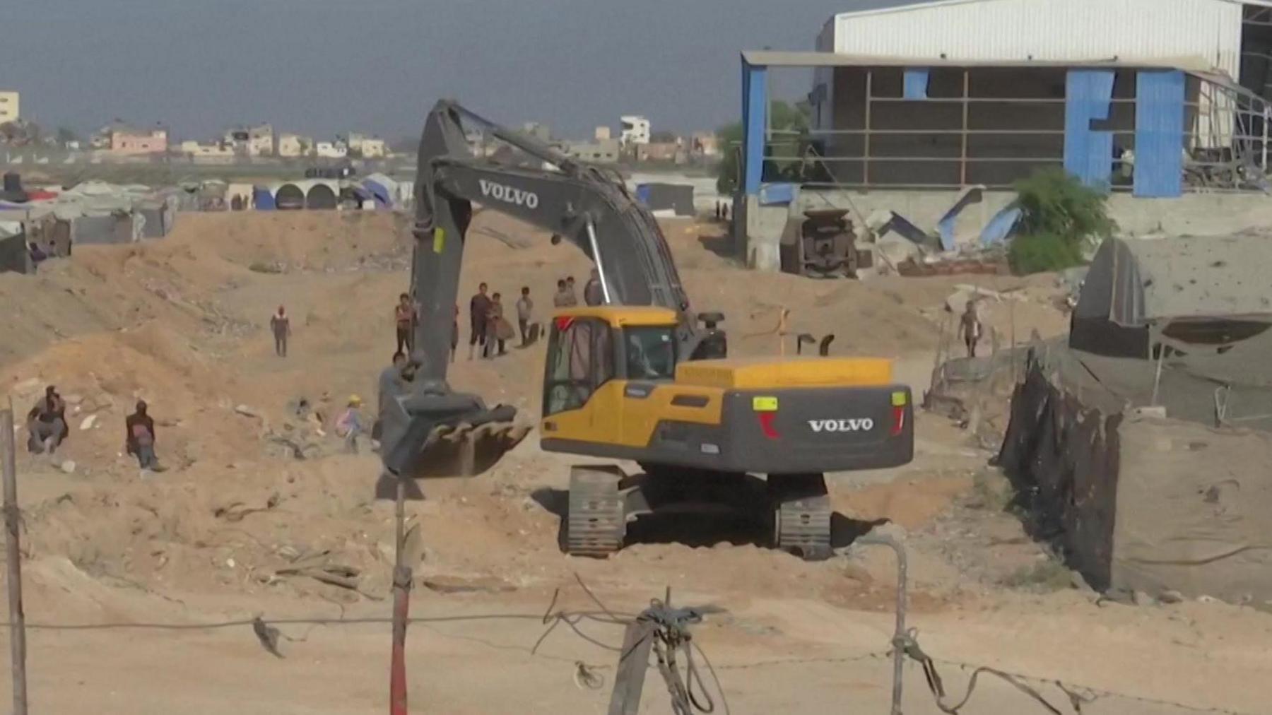 An excavator searches for the remains of dead hostages in the Khan Younis area, southern Gaza (27 October 2025)