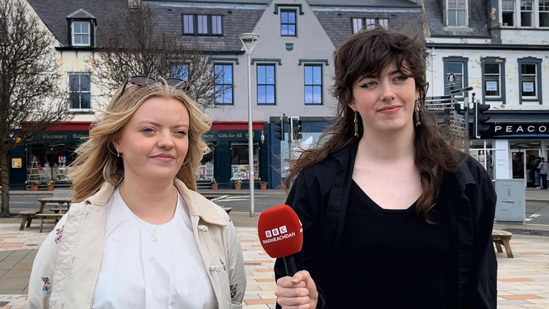 Sadie Drye agus Flòraidh Stevenson bho Chomann Nàiseanta nan Oileanach