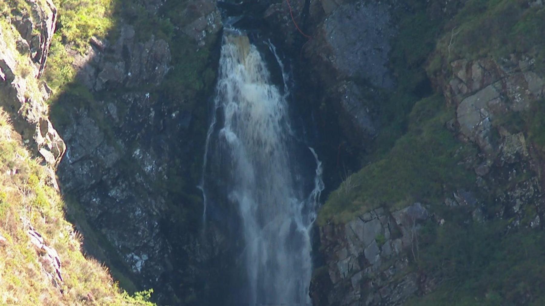 Dŵr yn syrthio i lawr y rhaeadr 