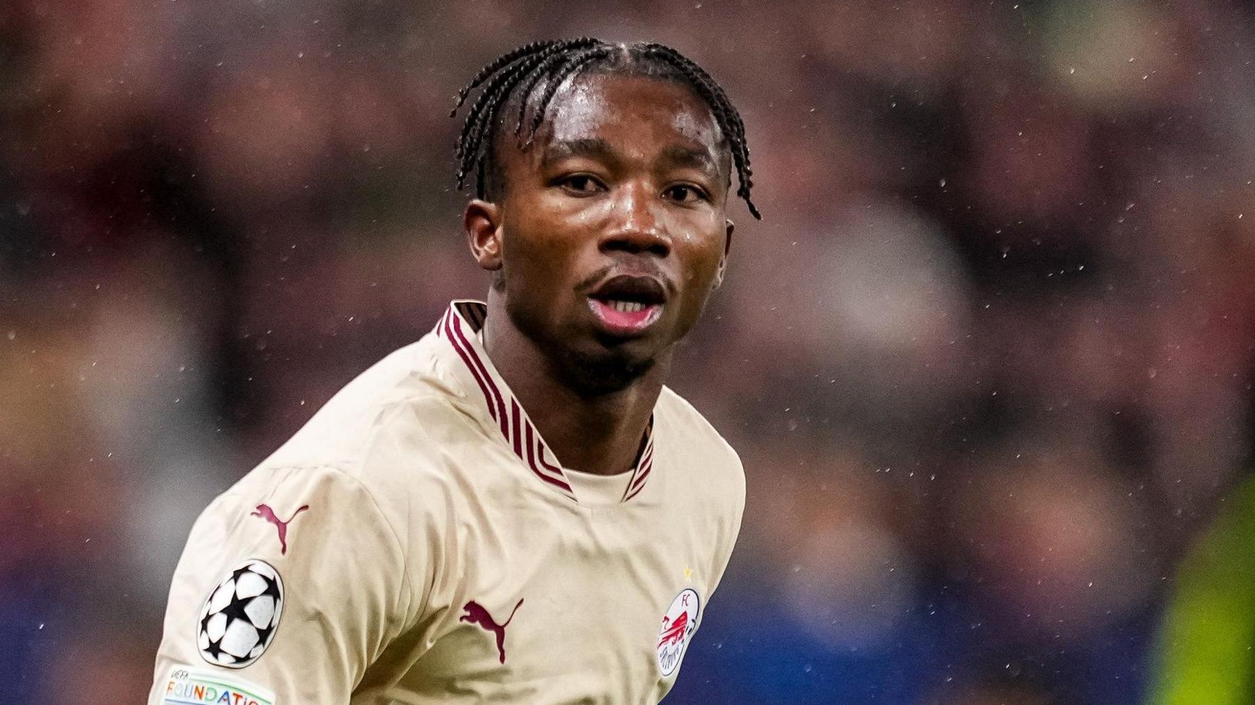 Nene Dorgeles, seen from chest up, wears a cream RB Salzburg shirt during a Champions League game.