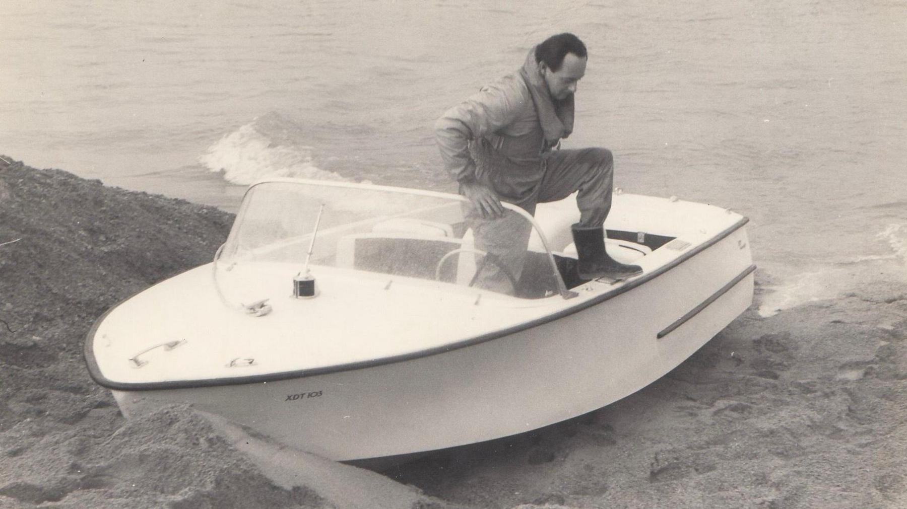 Vintage speedboat returns to Cotswolds lake after 60 years - BBC News