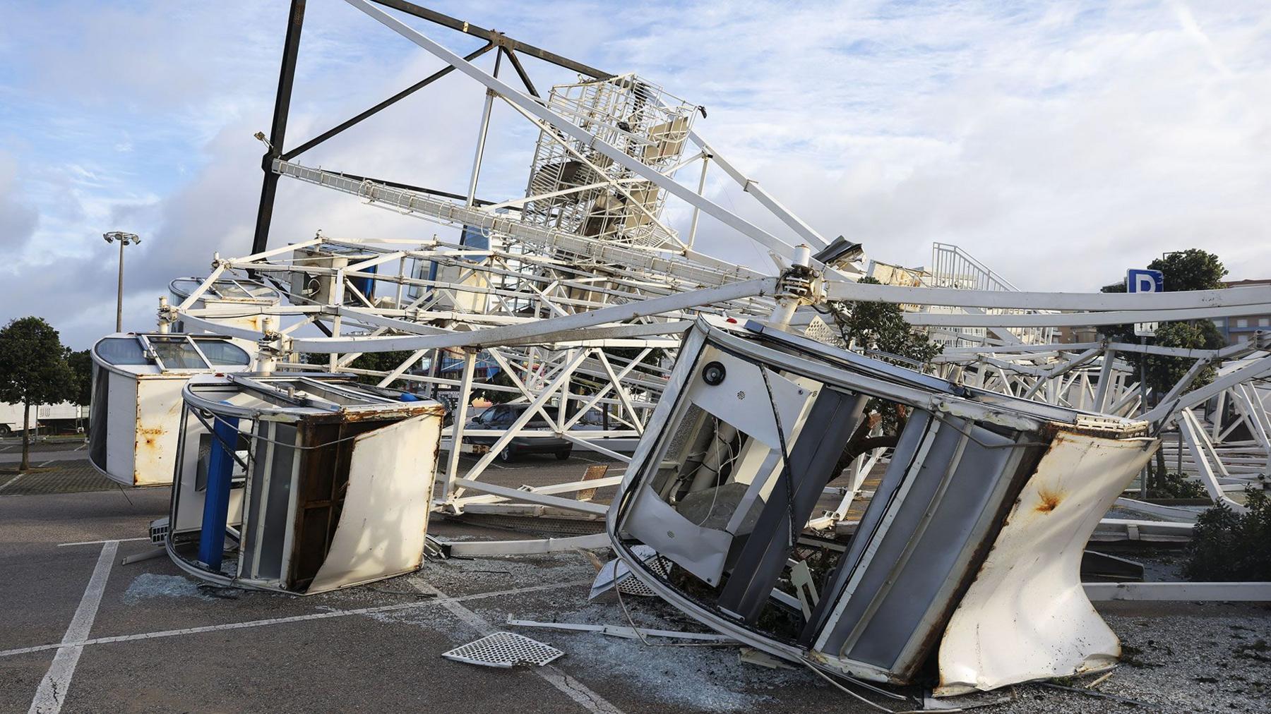 Një rrotë panoramike u shemb për shkak të stuhisë.