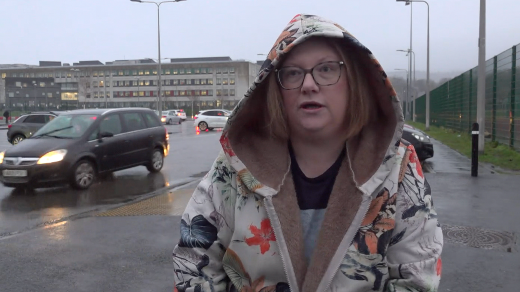 Tina Collins, un o drefnwyr y ddeiseb