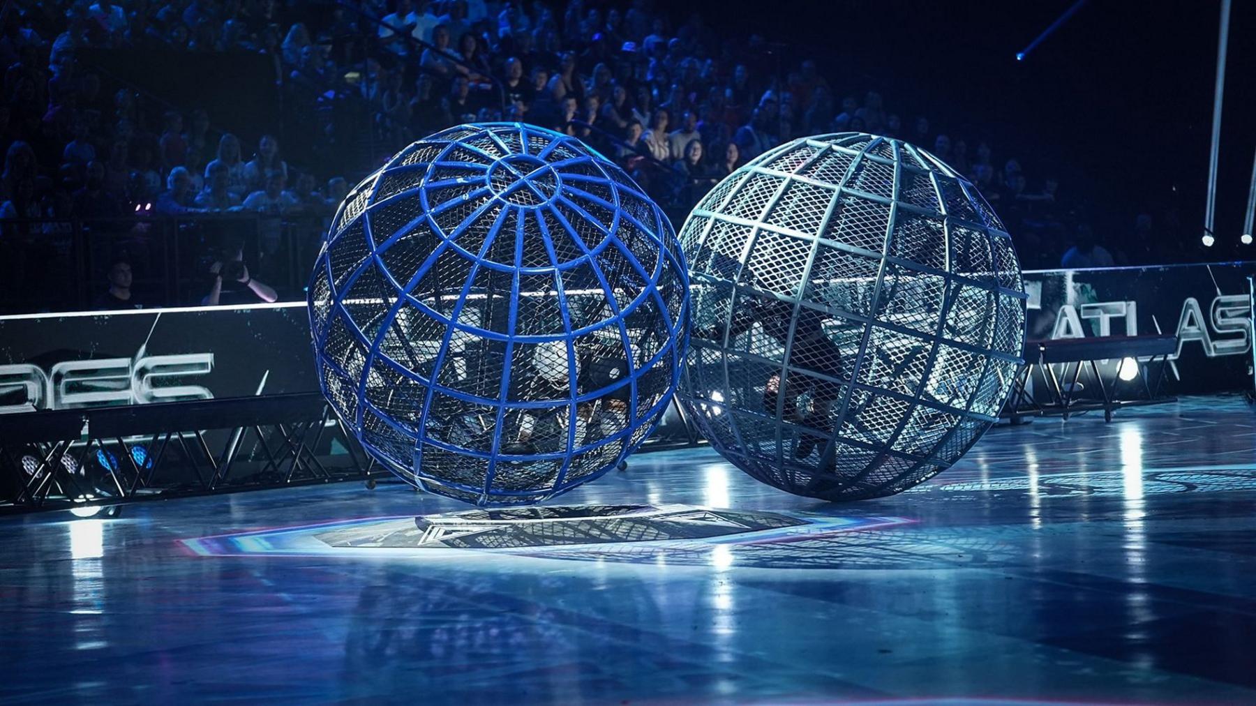 The contenders and Gladiators play Atlasphere inside two huge spherical cages.