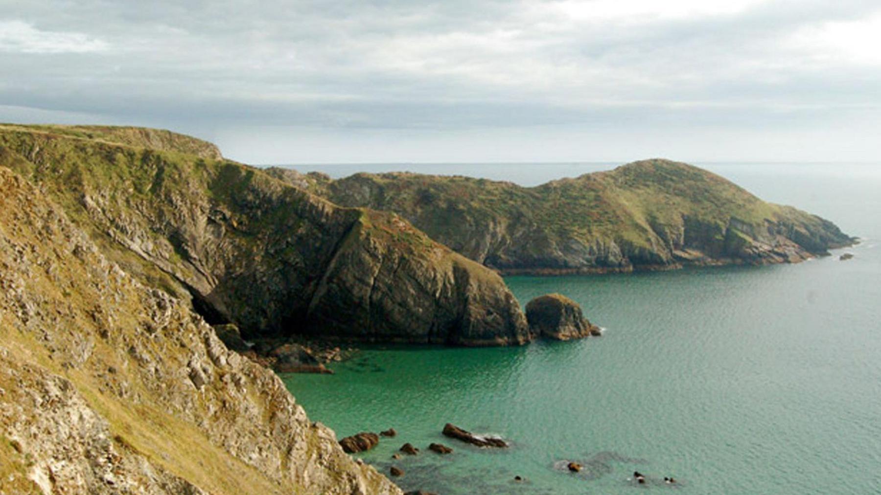 Penrhyn Dinas Fawr ym mhlwyf Sant Eilfyw, ger Solfach 