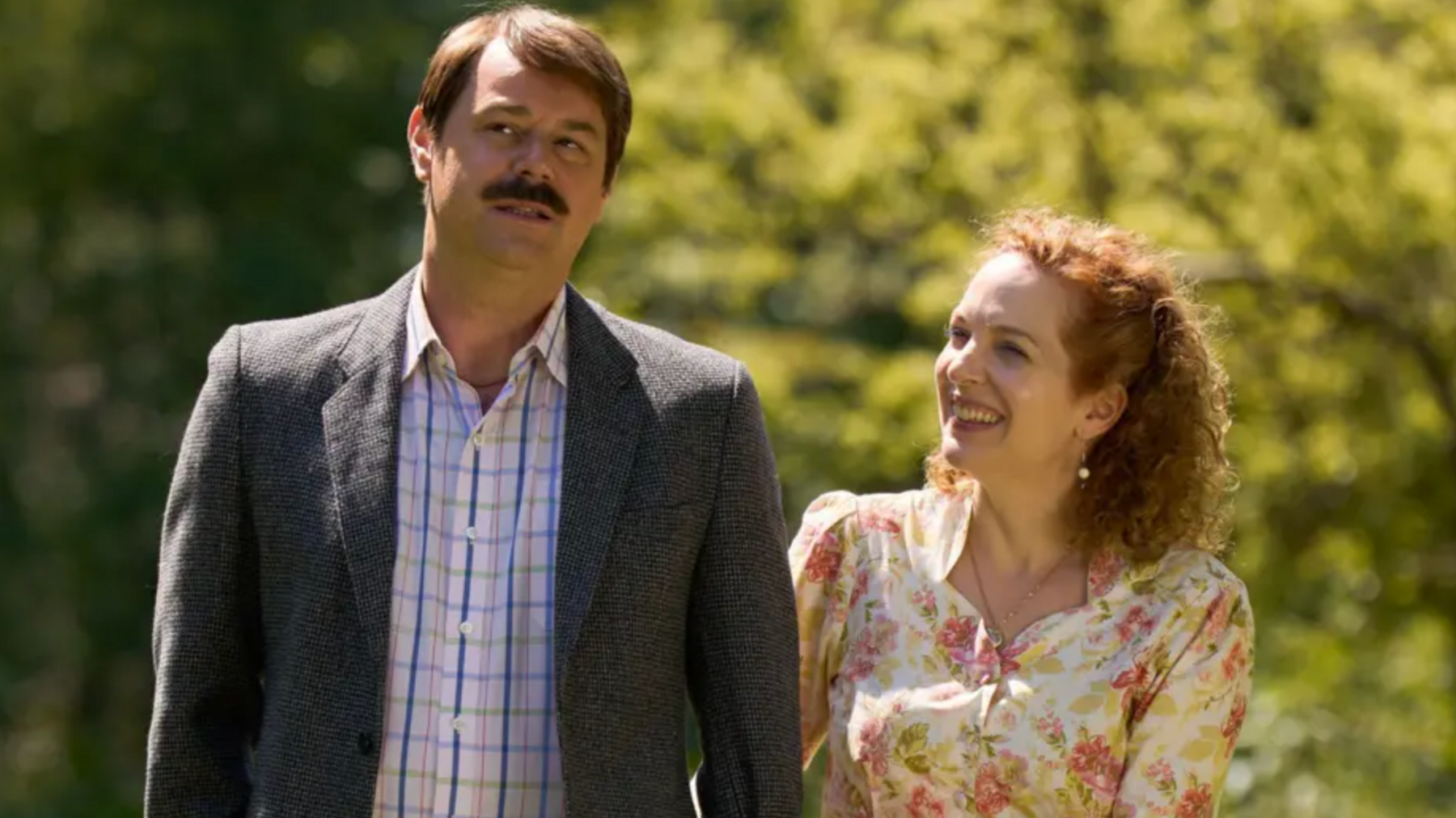 Danny Dyer (chwith) sy'n chwarae rhan cymeriad Freddie Jones, yma gyda'r actores Katherine Parkinson