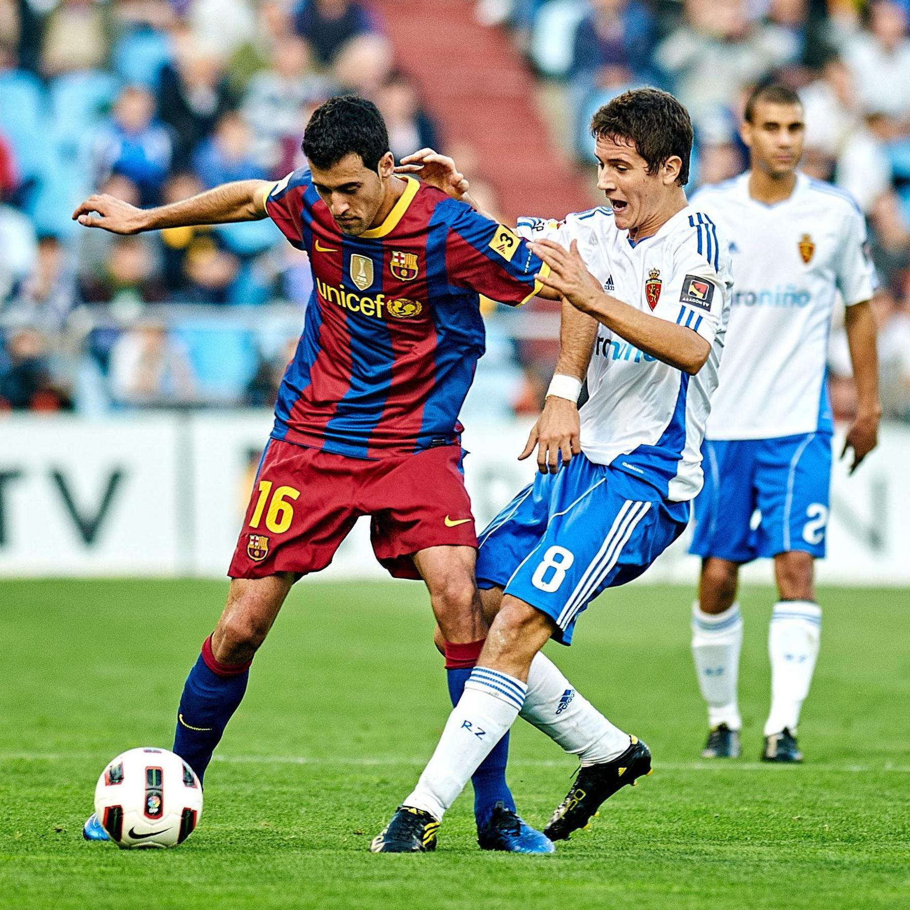 Sergio Busquets and Ander Herrera wrestling for the ball