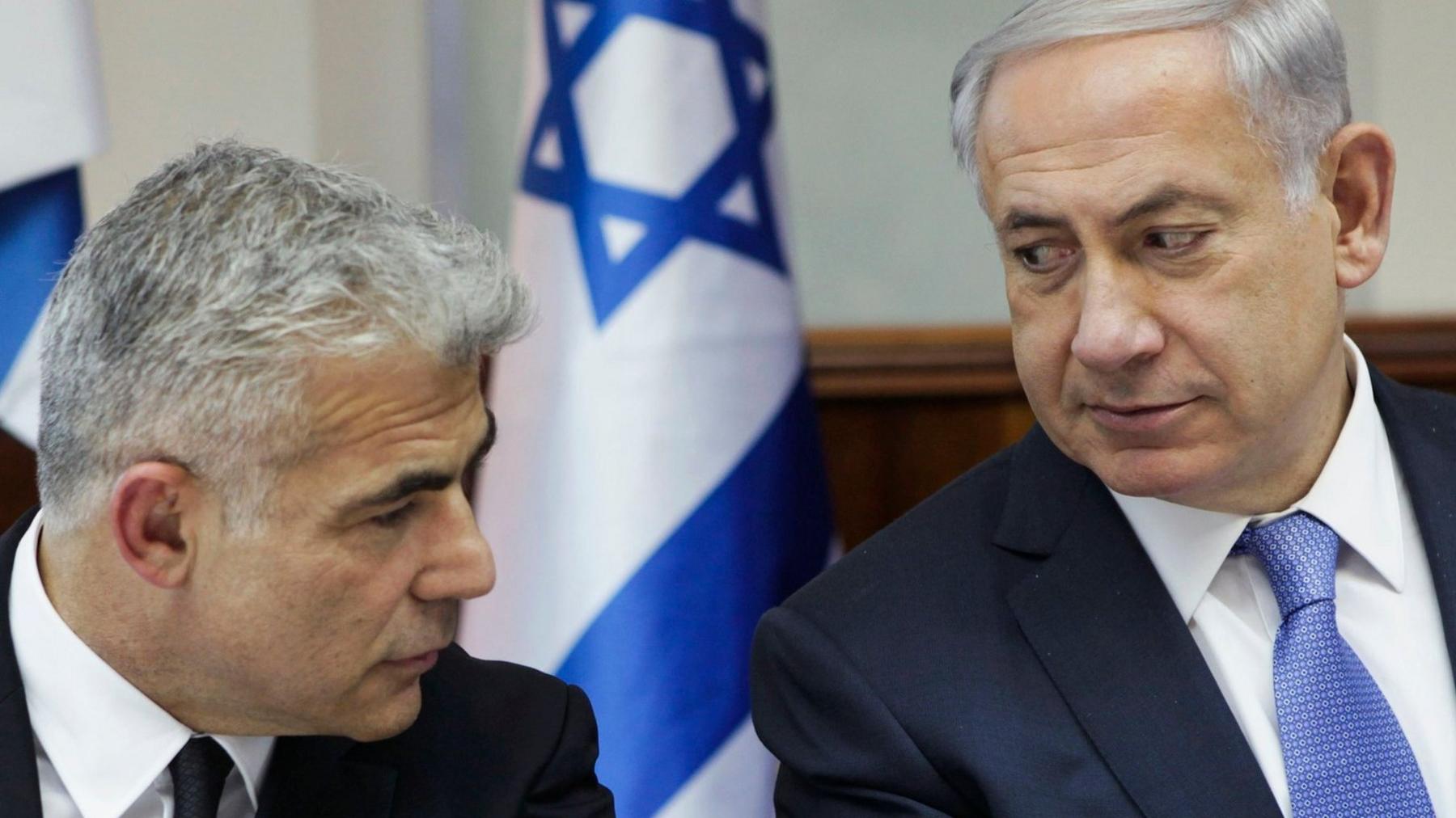 Yaid Lapid and Benjamin Netanyahu at a cabinet meeting in Jerusalem (7 October 2014)