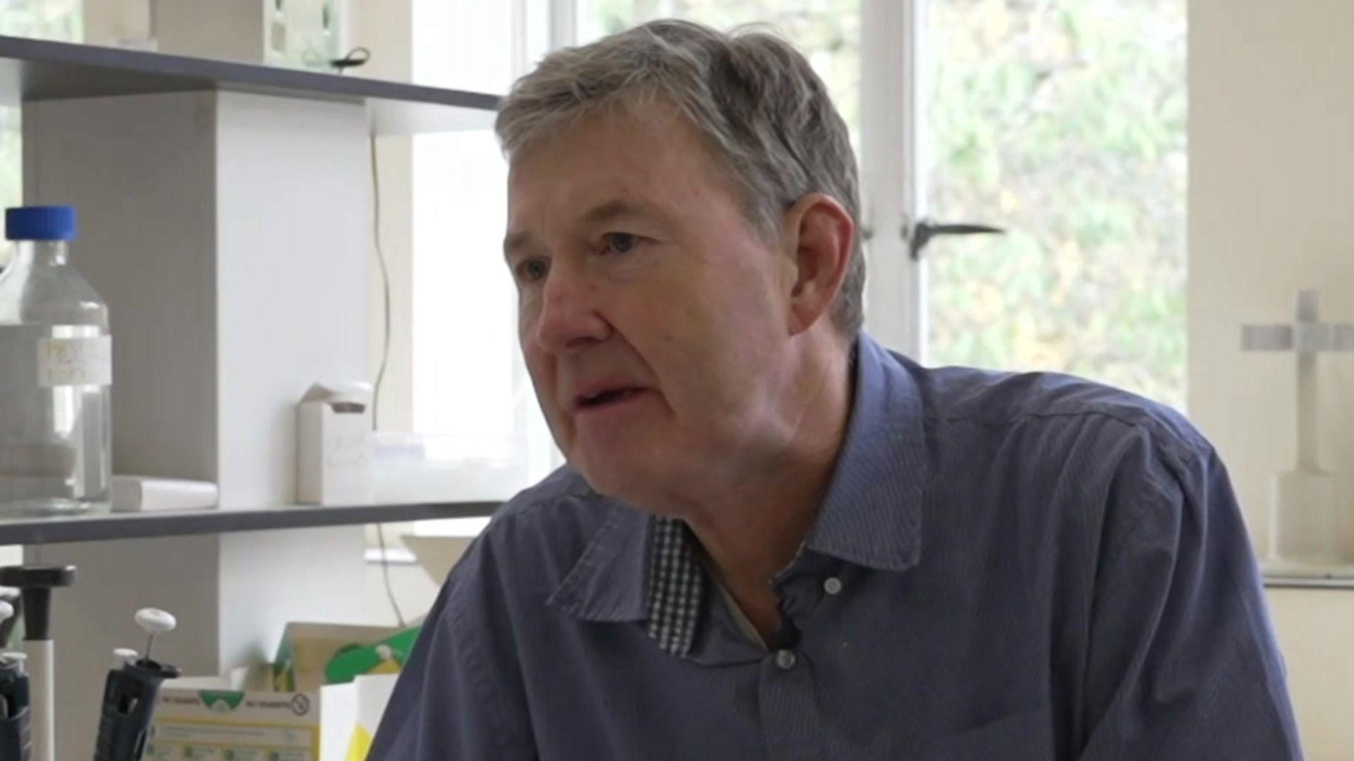 Yr Athro Arwyn Tomos Jones