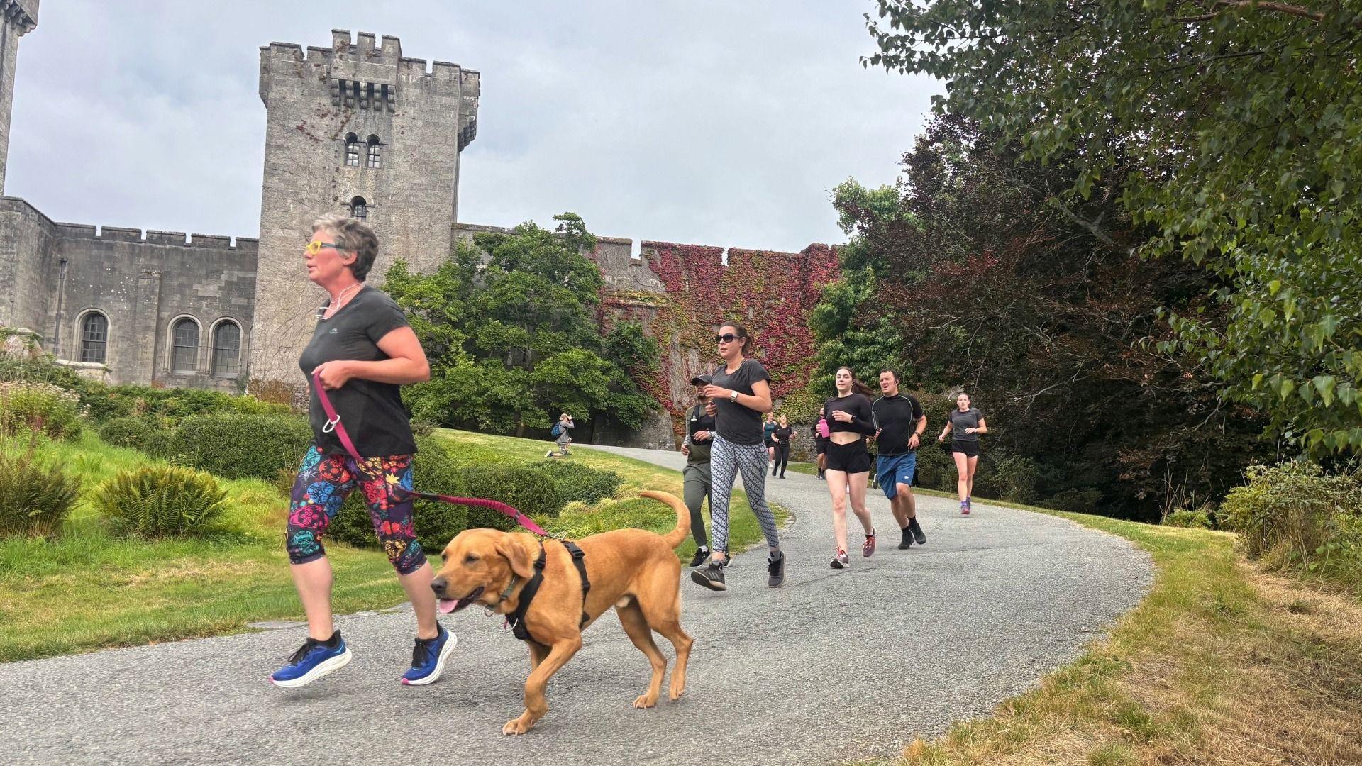 Pobl yn rhedeg yn y Park Run ym Mangor