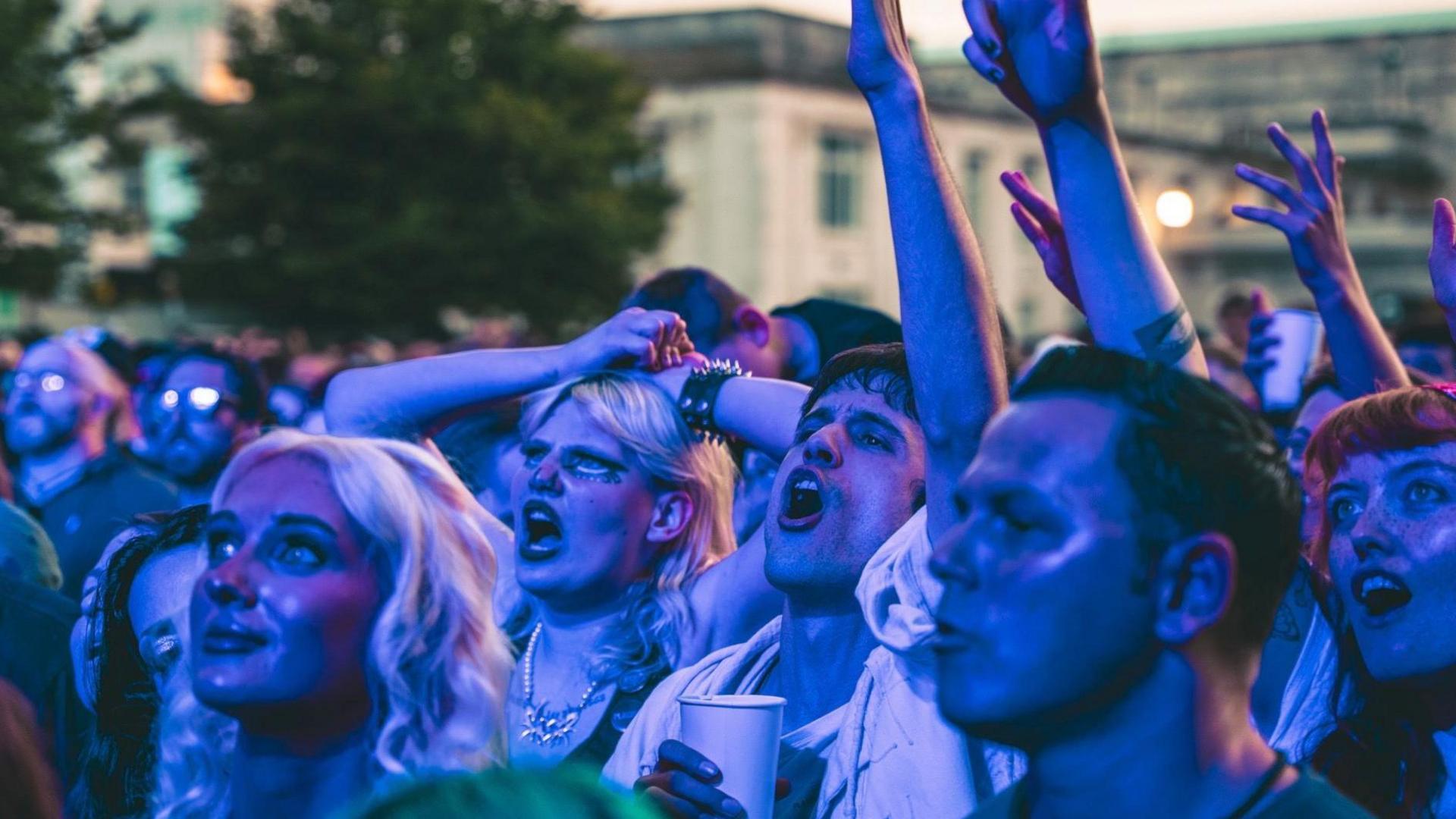 Placebo crowds